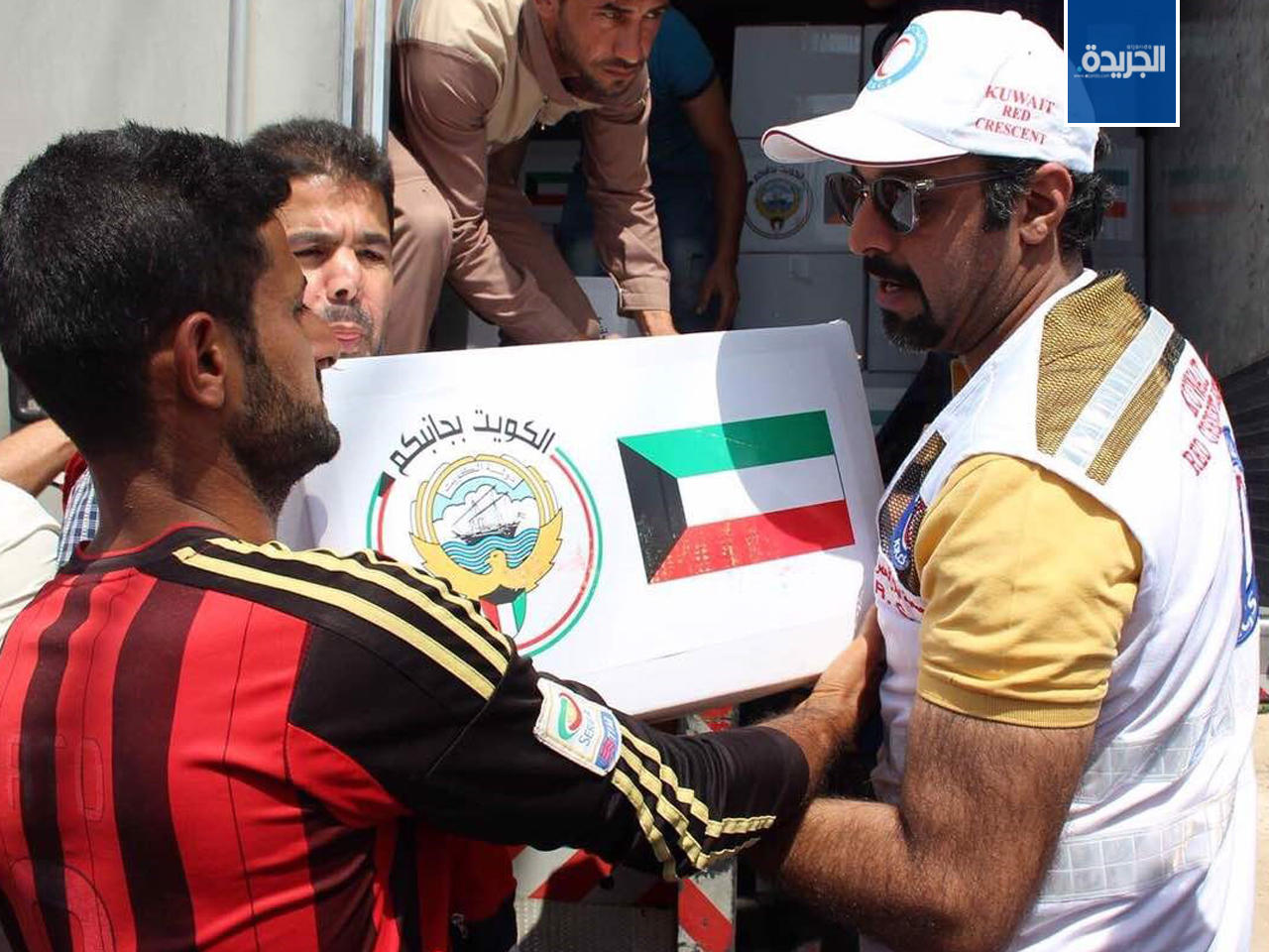  توزيع الهلال الأحمر وجبات غذائية في البصرة