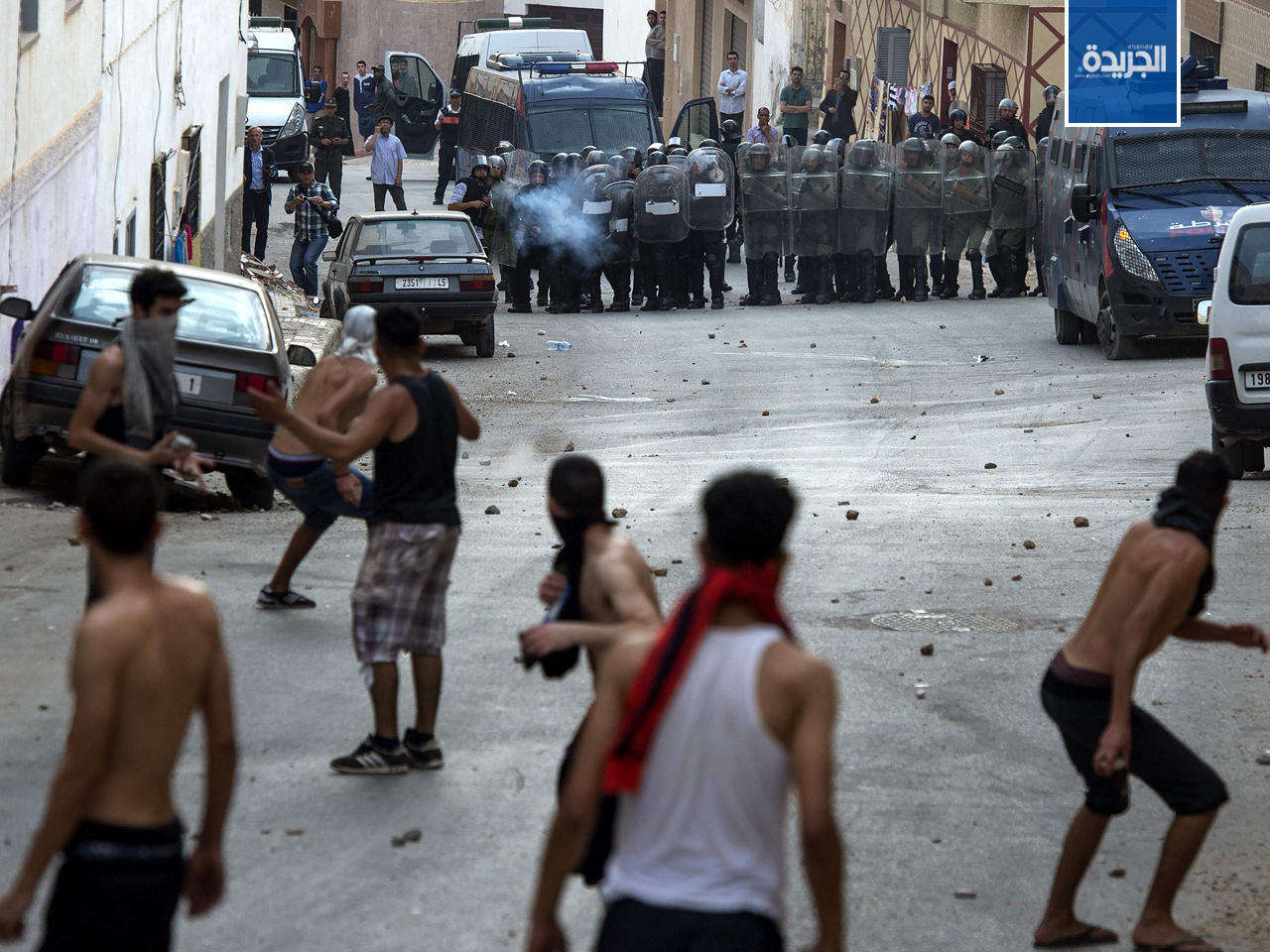 قوات الأمن المغربية تواجه متظاهرين في مدينة الحسيمة الشمالية المغربية