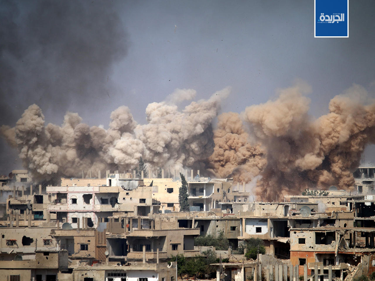 ارتفاع الدخان من المباني عقب غارة جوية على منطقة تسيطر عليها المعارضة المسلحة في مدينة درعا جنوب سوريا