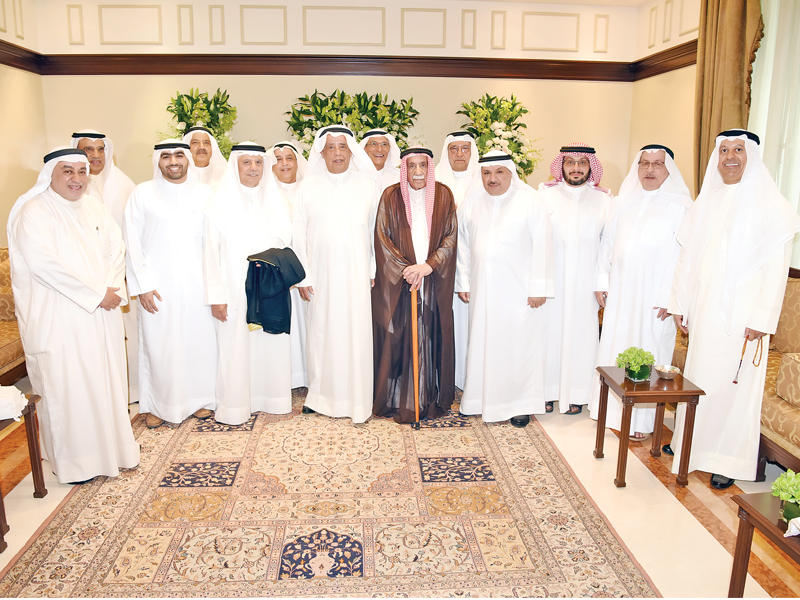 المستشار عبد الرحمن  سالم العتيقي مع عائلتي الخترش والعرفج 