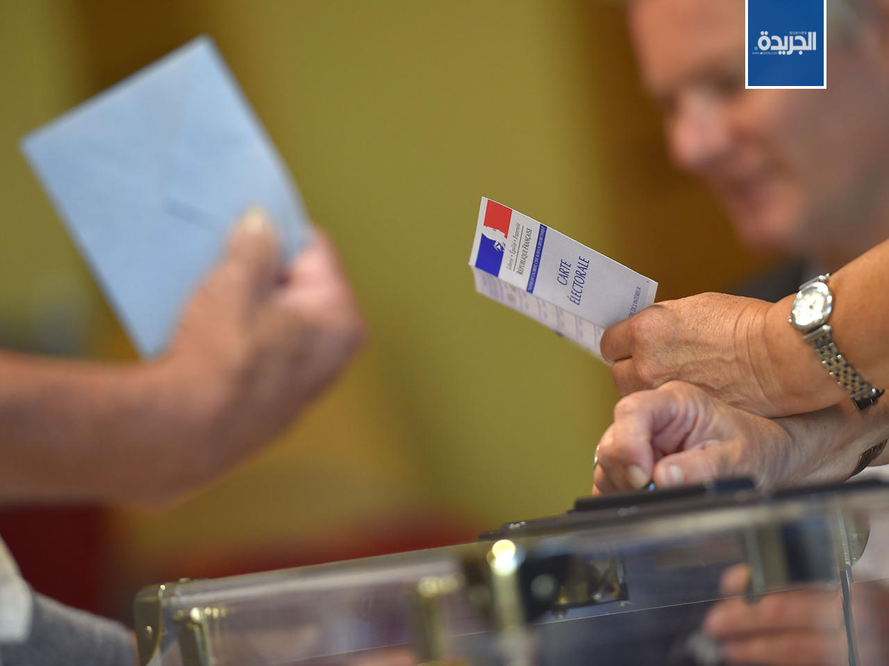 امرأة تقترع في مركز اقتراع خلال الجولة الثانية من الانتخابات البرلمانية الفرنسية