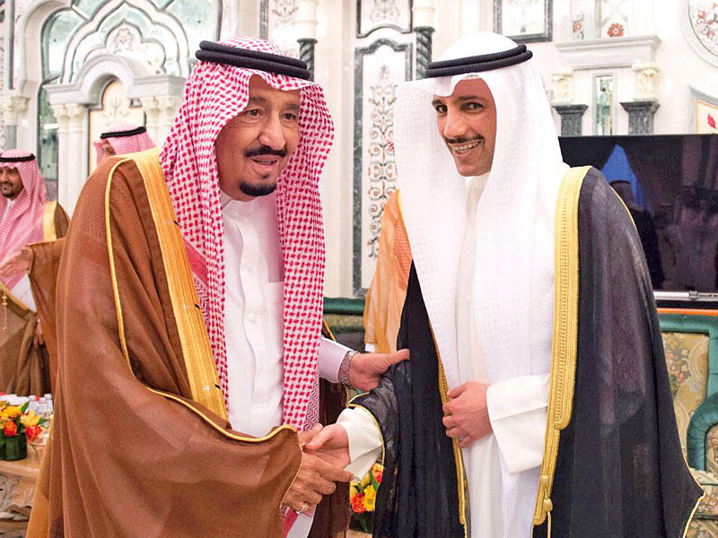 خادم الحرمين مستقبلاً الغانم