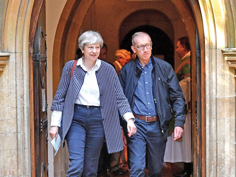 ماي وزوجها خارجان من كنيسة سانت اندرو في بيركشاير  اليوم  (إي بي أيه)