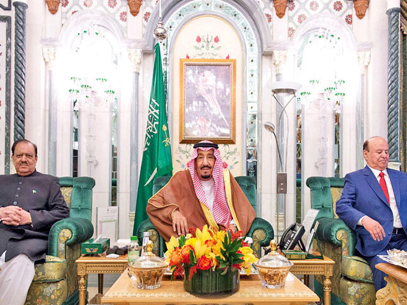 الملك سلمان مستقبلاً رئيس اليمن عبدربه منصور هادي ورئيس باكستان ممنون حسين بمكة مساء أمس  (واس)