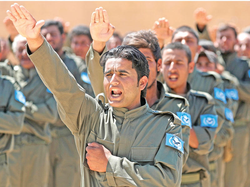 عرض عسكري في عين عيسى لخريجي قوات شرطة مدربة أميركياً لنشرها في الرقة (رويترز)