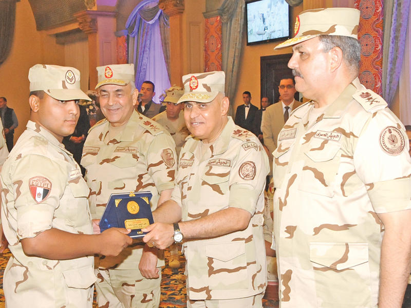 وزير الدفاع والإنتاج الحربي الفريق أول صدقي صبحي يلتقي مقاتلي الدفاع الجوي وعدداً من الطلبة وأعضاء هيئة التدريس في الكليات العسكرية بالكلية الحربية في القاهرة  اليوم .