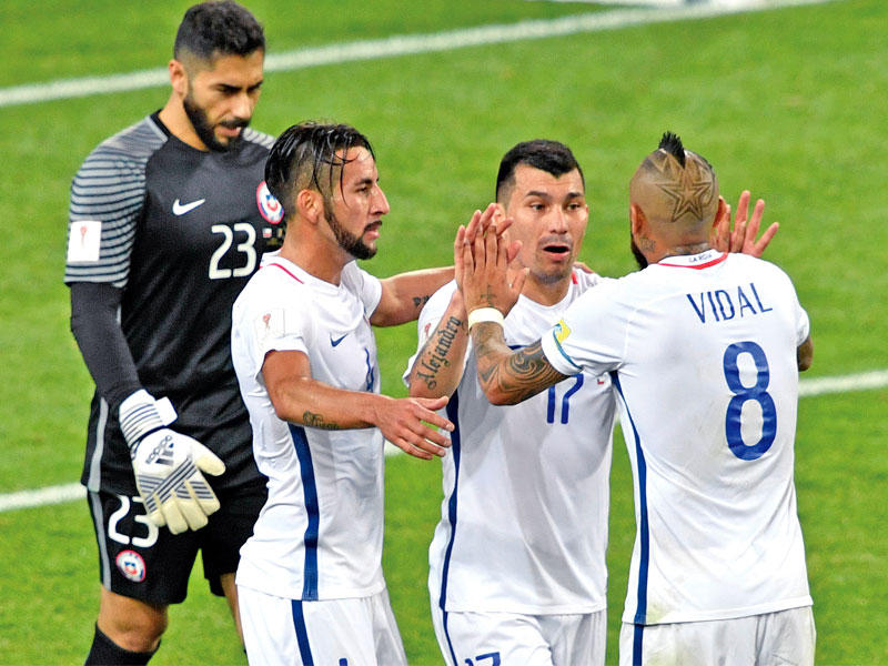 فرحة لاعبي تشيلي بهدف فيدال