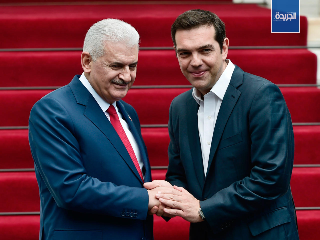 رئيس الوزراء اليوناني الكسيس تسيبراس يودع نظيره التركي بينالي يلدريم بعد محادثاتهما في أثينا اليوم 