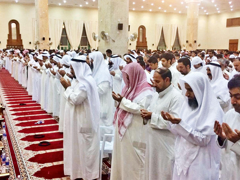 حشود المصلين في أحد مساجد الفروانية