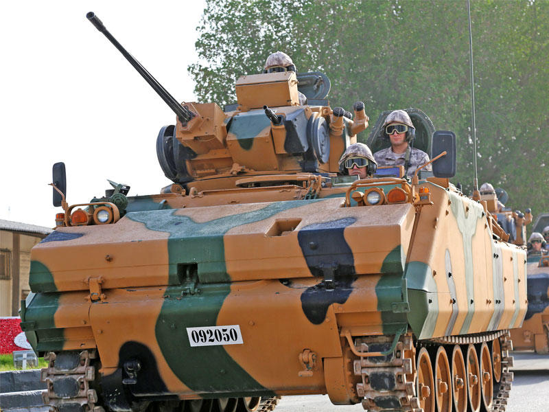 مدرعات تركية مشاركة في المناورات داخل قاعدة عسكرية بالدوحة أمس الأول (رويترز)