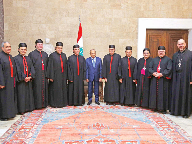 عون مستقبلا المطارنة الموارنة في بلاد الاغتراب بقصر بعبدا أمس (دالاتي ونهرا)
