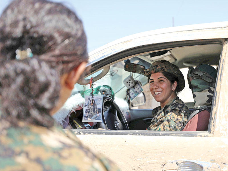 كرديتان من قوات الدفاع الذاتي غرب الرقة أمس الأول  (رويترز)