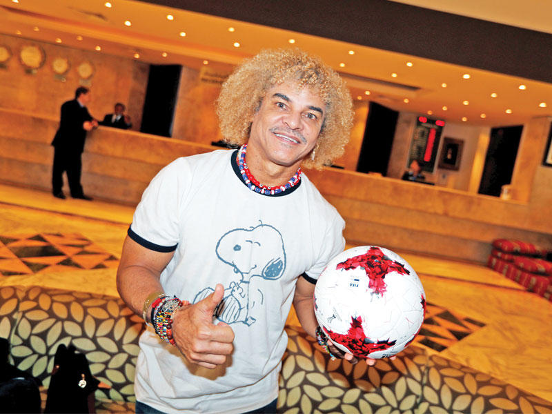  اللاعب الكولومبي السابق كارلوس فالديراما