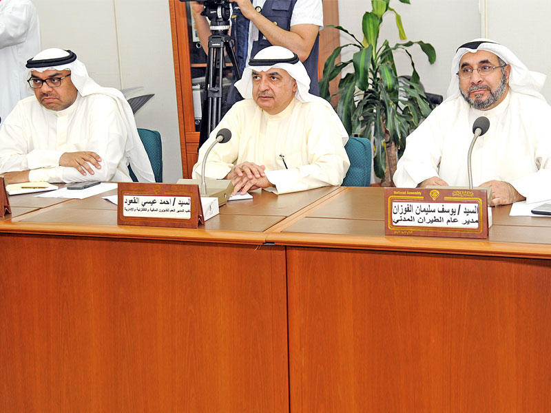 مسؤولون في الطيران المدني خلال الاجتماع  (تصوير عبدالله الخلف)