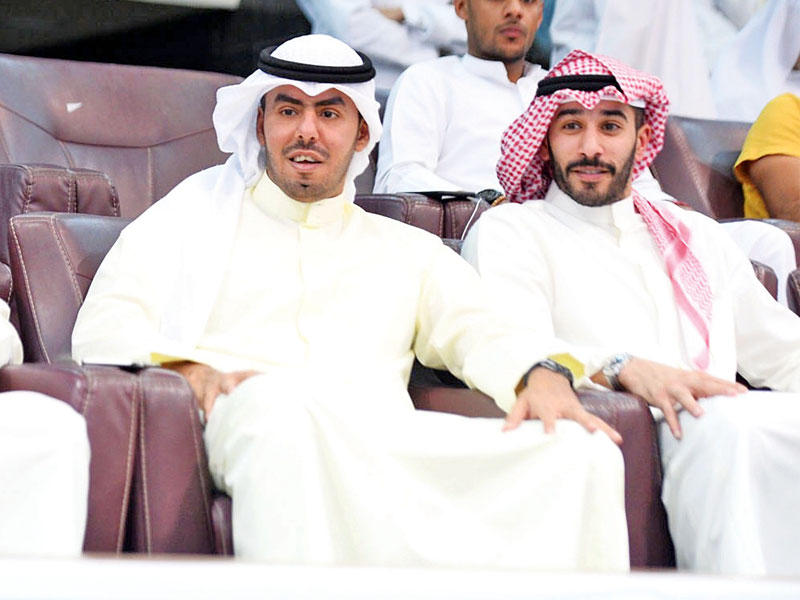 نواف الأحمد يتابع مباريات الروضان