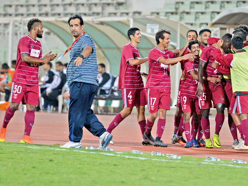 ظاهر العدواني مدرب النصر مع الاعبين