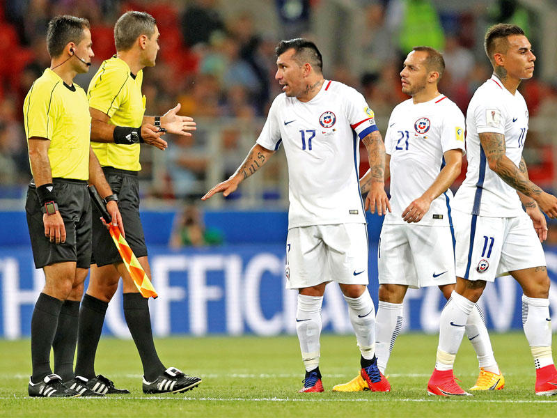 دياز يحتج على حكم اللقاء