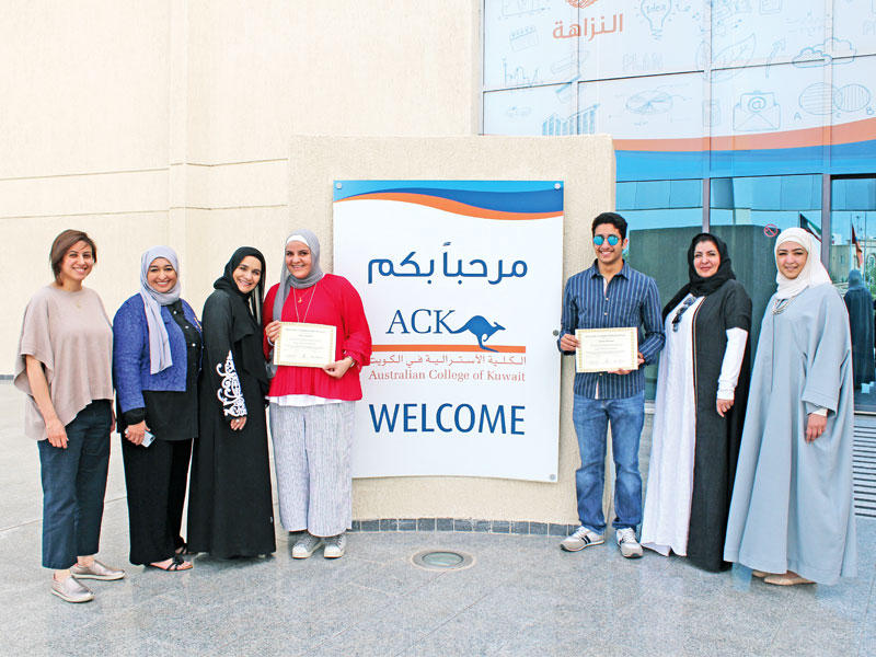 الطلبة الحاصلون على الشهادة من معهد وليام غلاسر