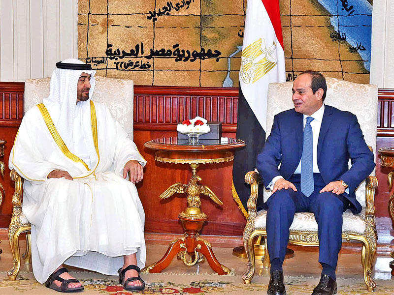 السيسي مستقبلا بن زايد في القاهرة أمس  (رويترز)