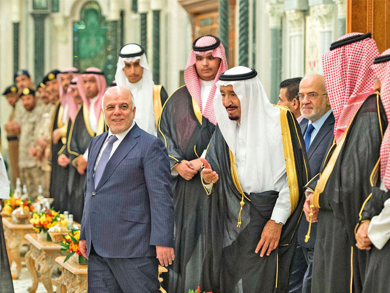 الملك سلمان لدى استقباله العبادي في مكة المكرمة أمس  (أ ف ب)