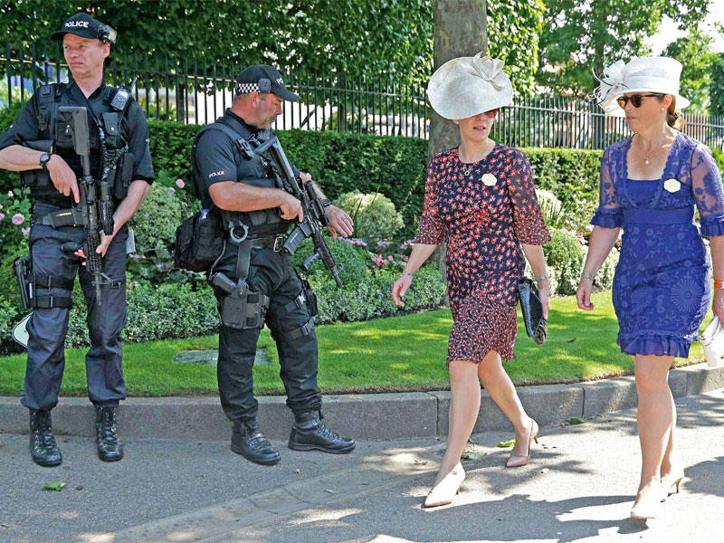 عناصر من الشرطة أثناء حراسة مهرجان رويال اسكوت للخيول غرب لندن أمس (أ ف ب) 