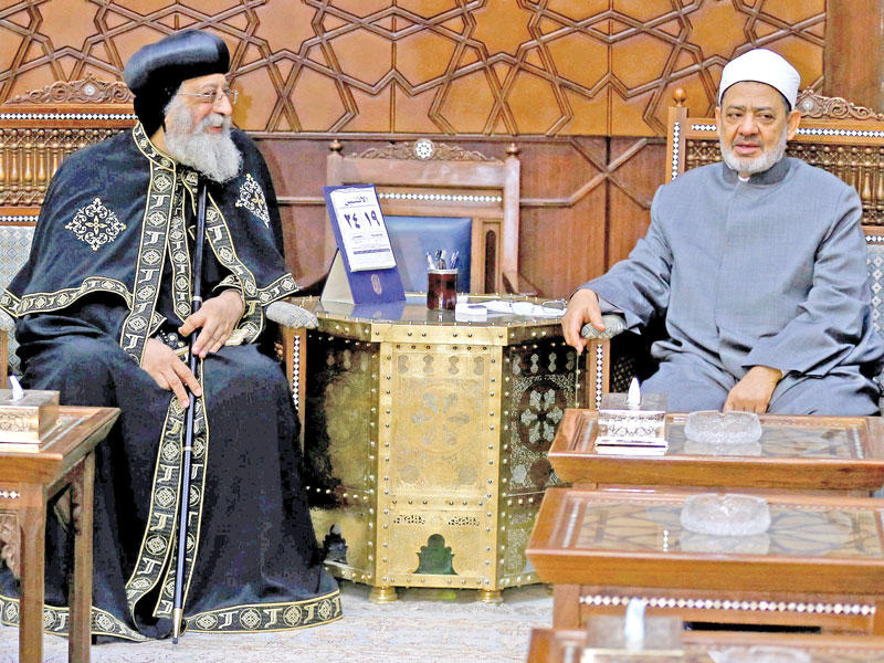 بابا الأقباط تواضروس الثاني مهنئاً شيخ الأزهر الإمام أحمد الطيب بقرب حلول عيد الفطر بمقر المشيخة في حي الدراسة جنوب القاهرة أمس (رويترز)