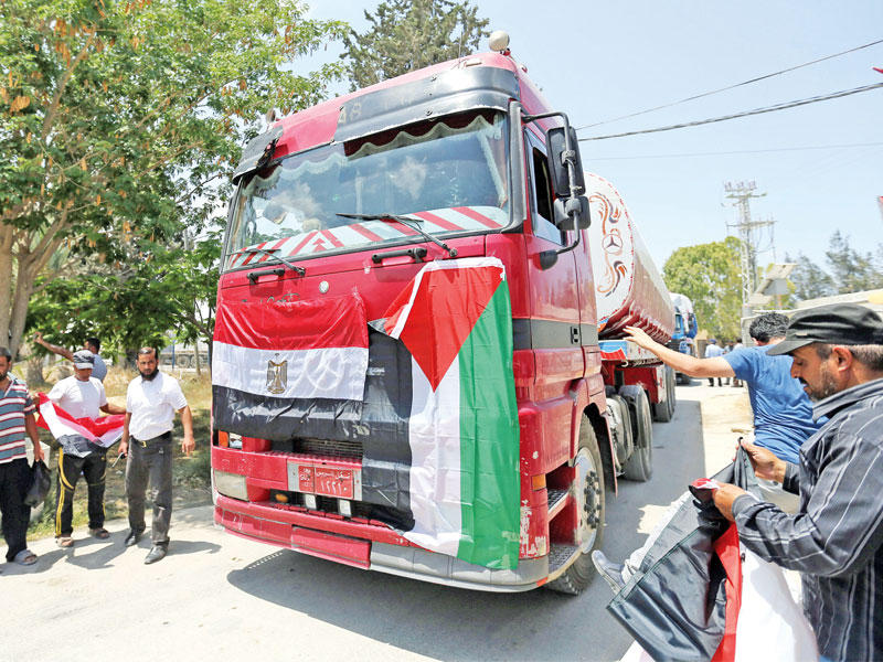 شاحنة محملة بالوقود الصناعي في طريقها لمحطة كهرباء غزة قادمة من مصر عبر معبر رفح البري أمس t(رويترز)