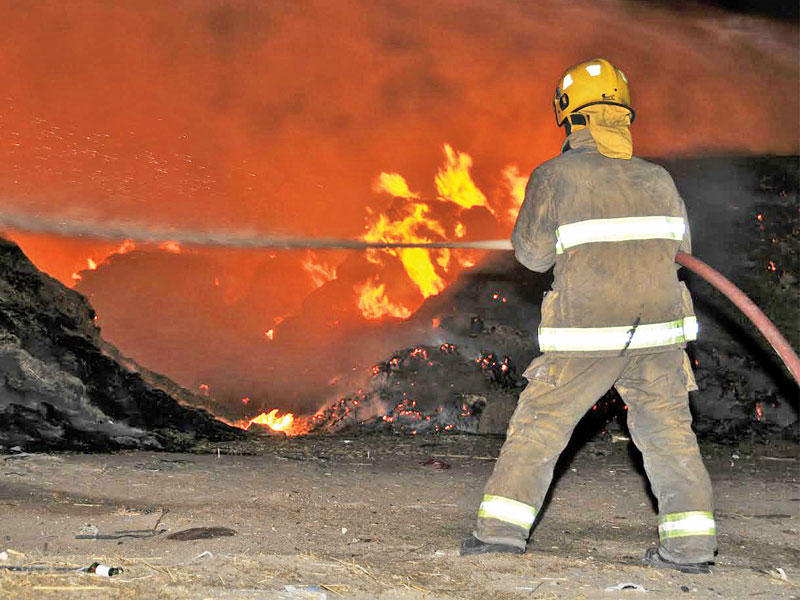 إطفائي يكافح الحريق