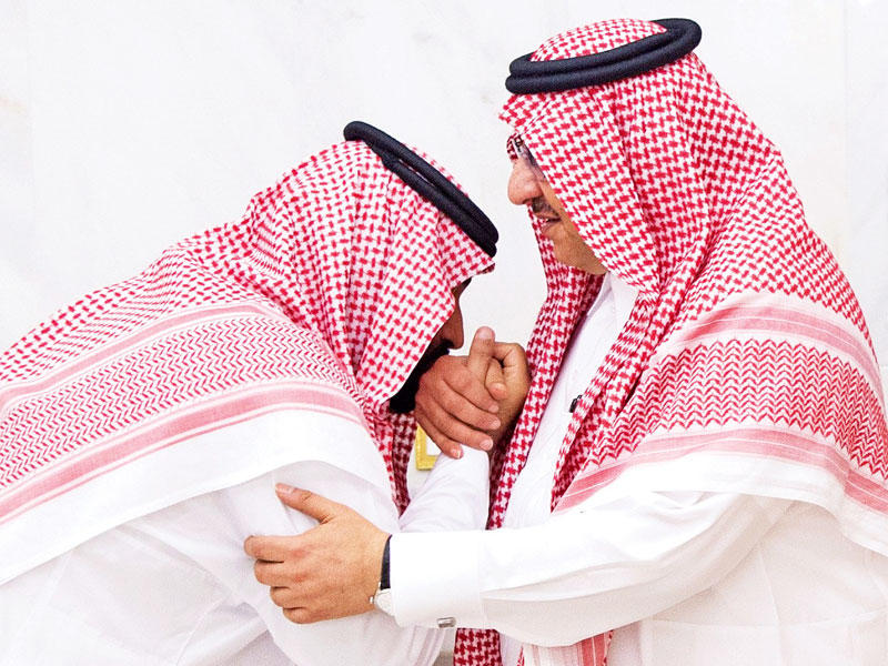 محمد بن سلمان يقبل يد محمد بن نايف الذي بايعه (واس)n