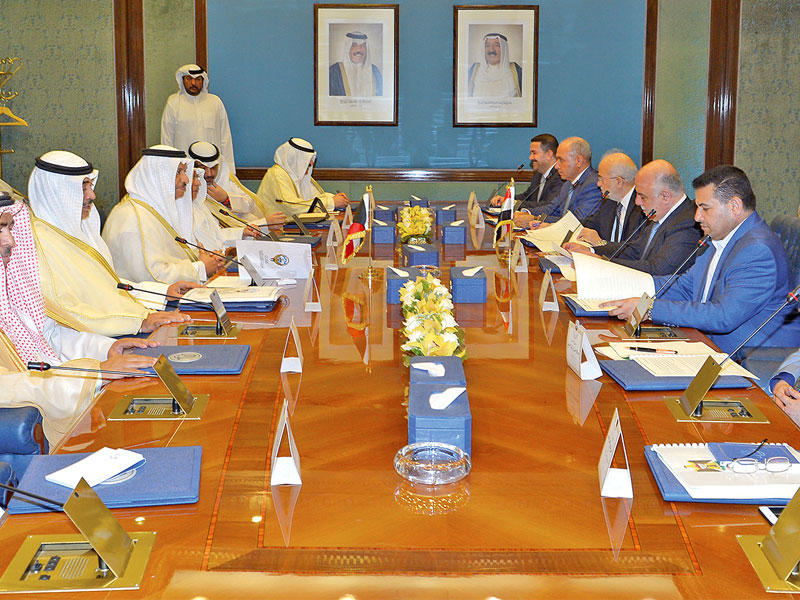 المبارك والعبادي خلال ترؤسهما جلسة المباحثات امس
