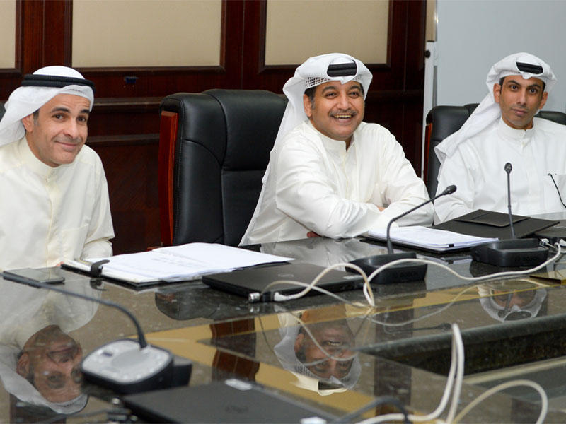 المطيري في الوسط مترئساً عمومية «الصلبوخ» (تصوير نوفل إبراهيم)