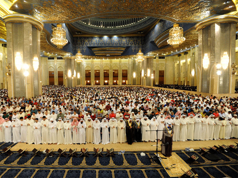 حشود المصلين في المسجد الكبير (تصوير عوض التعمري)