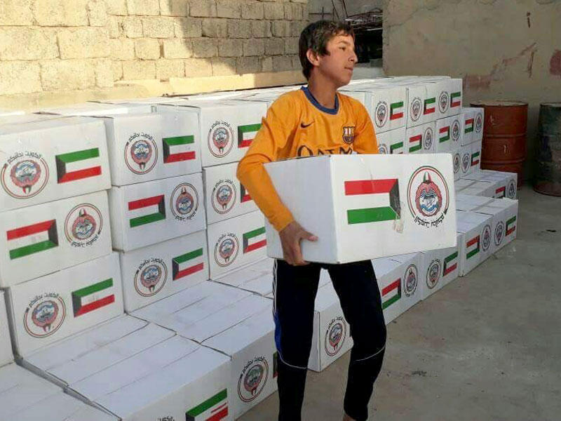صورة ارشيفية لحملة الكويت بجانبكم توزع دفعة جديدة من المساعدات الغذائية للنازحين في مدينة الموصل