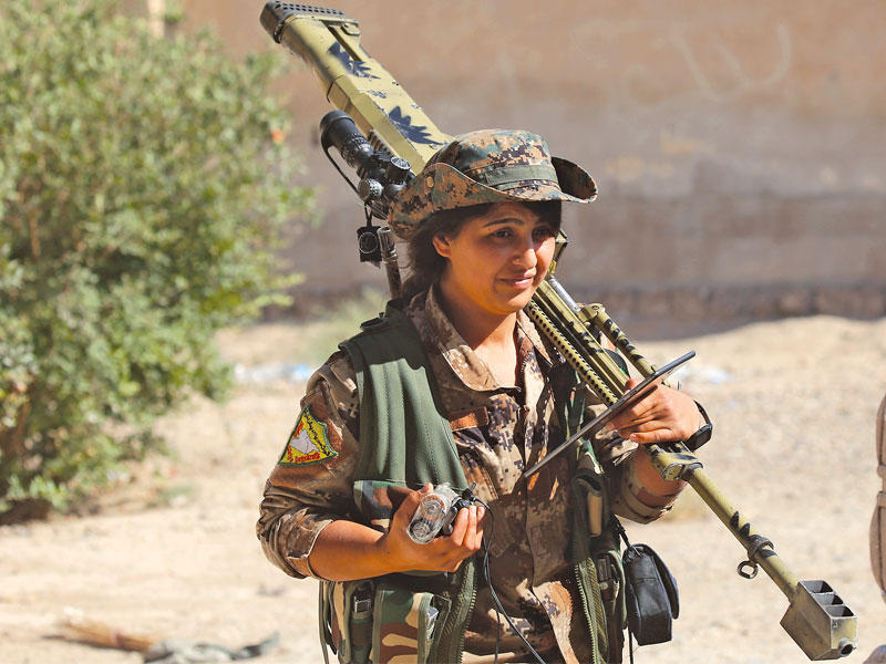 مقاتلة كردية في الرقة أمس (أ ف ب)