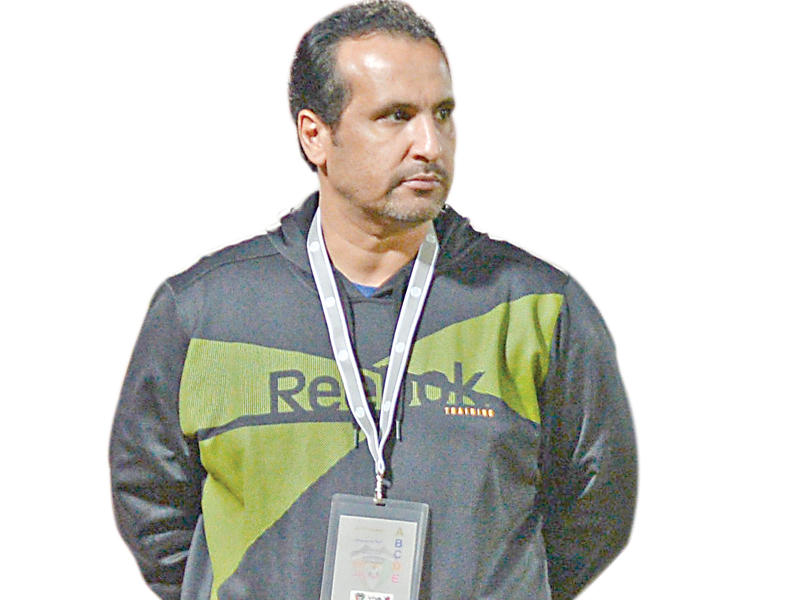 مدرب الفريق الأول لكرة القدم بنادي النصر ظاهر العدواني