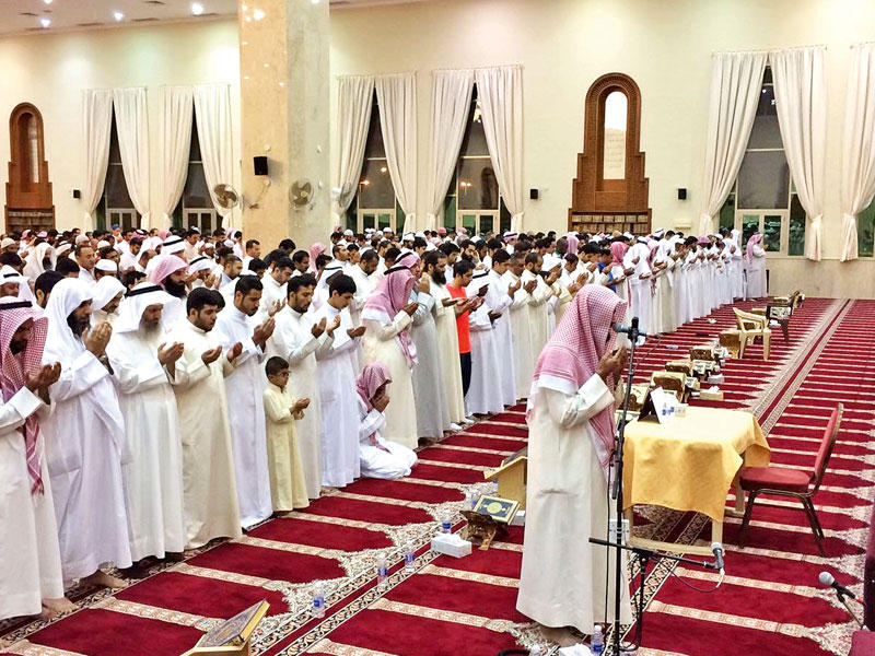 جانب من المصلين في مركز الزبن