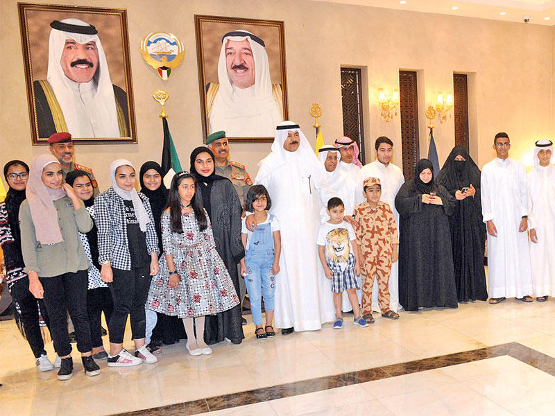 وزير الدفاع متوسطا أسر الشهداء وأبناءهم