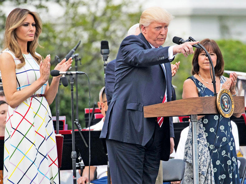 ترامب مع زوجته ميلانيا في الحفل السنوي للكونغرس في حديقة البيت الأبيض أمس الأول (إي بي إيه)