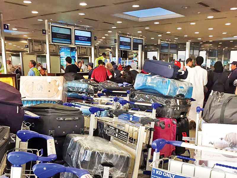 ازدحام وفوضى حقائب في مطار الكويت أمس الأول 