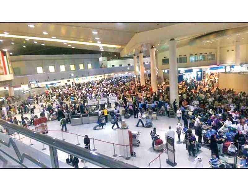 جانب من أزمة ازدحام المطار العام الماضي	(أرشيف)