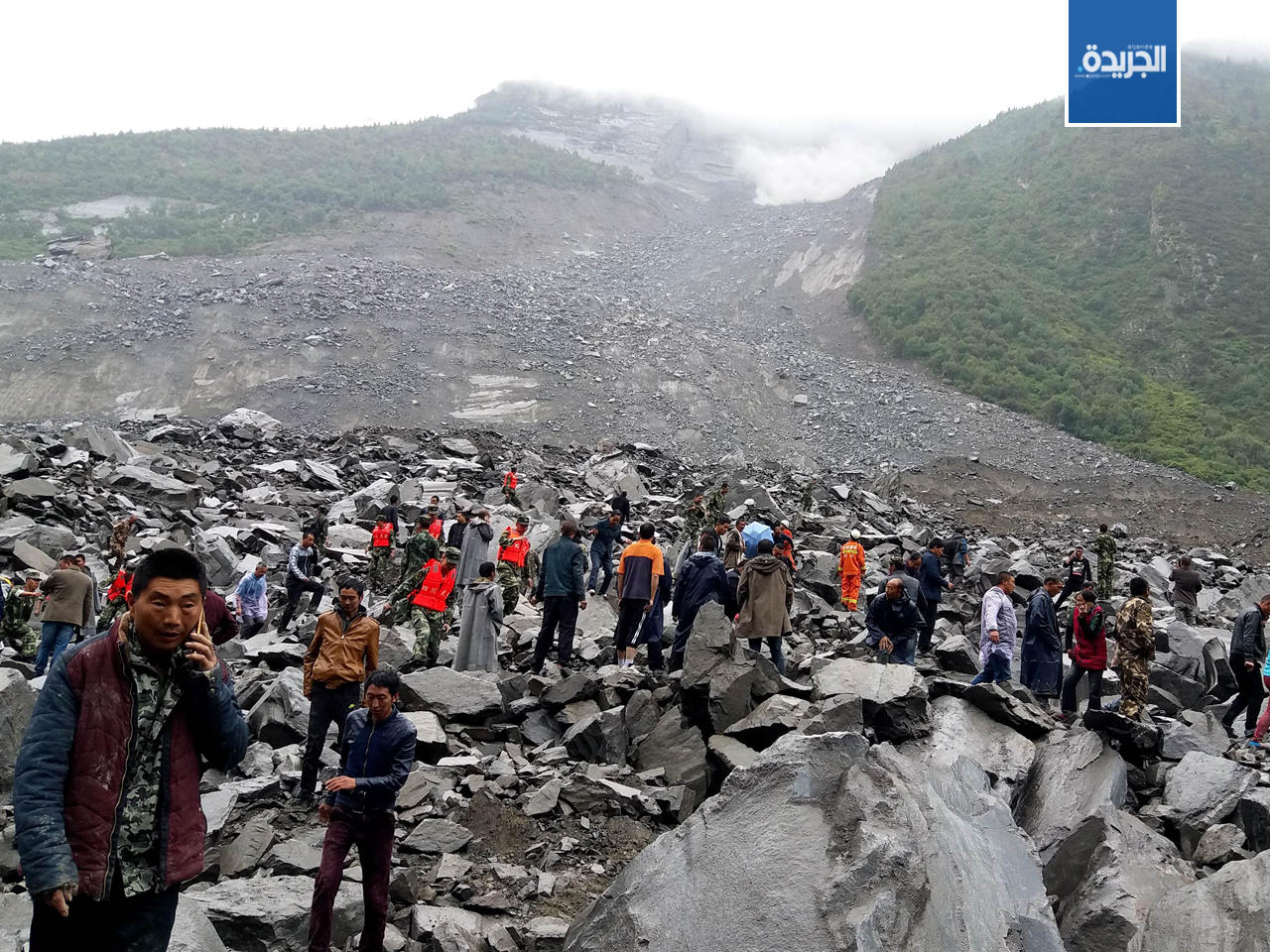 رجال الانقاذ فى موقع انهيار أرضي في قرية بمقاطعة سيتشوان الصينية