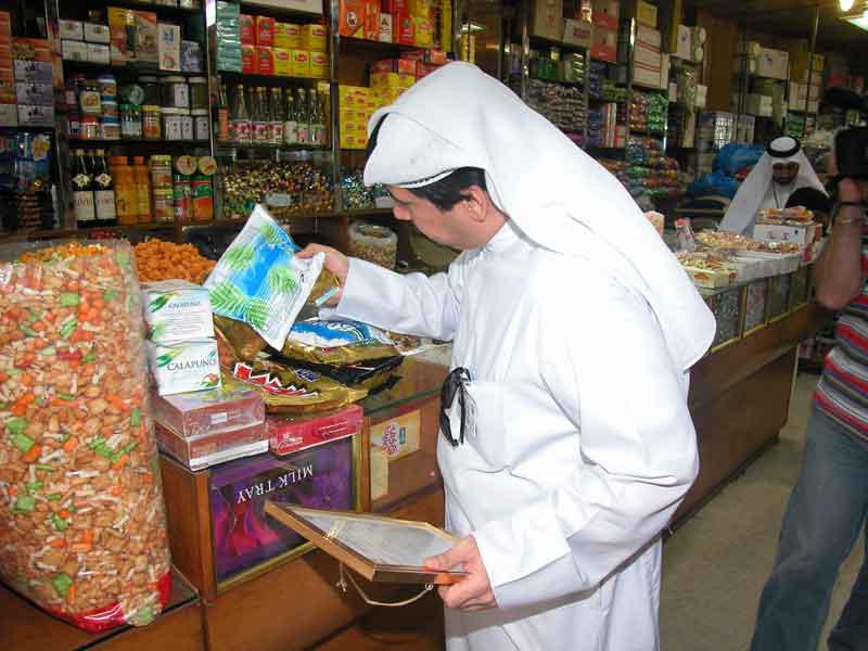 الكشف على 324 محلاً ورفع وإزالة 535 إعلاناً من الشوارع وتحرير 251 مخالفة