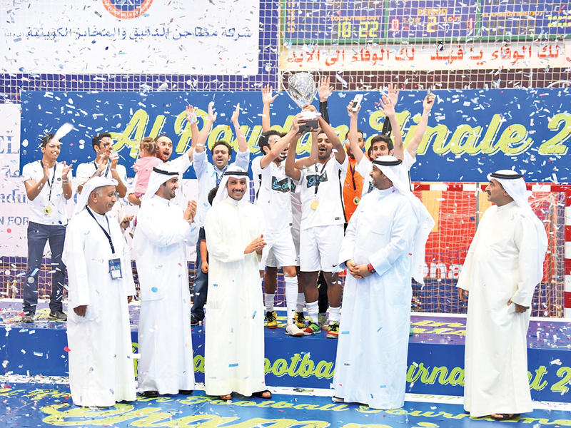 ناصر الروضان ومحمد العبدالله ومرزوق الغانم وعبدالله الروضان وحسين غانم خلال التتويج