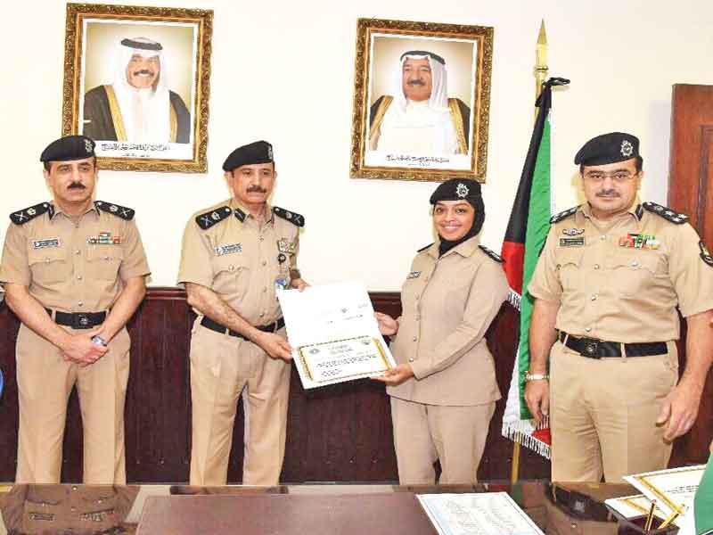 المهنا خلال تكريم إحدى المتميزات في المؤسسات الإصلاحية