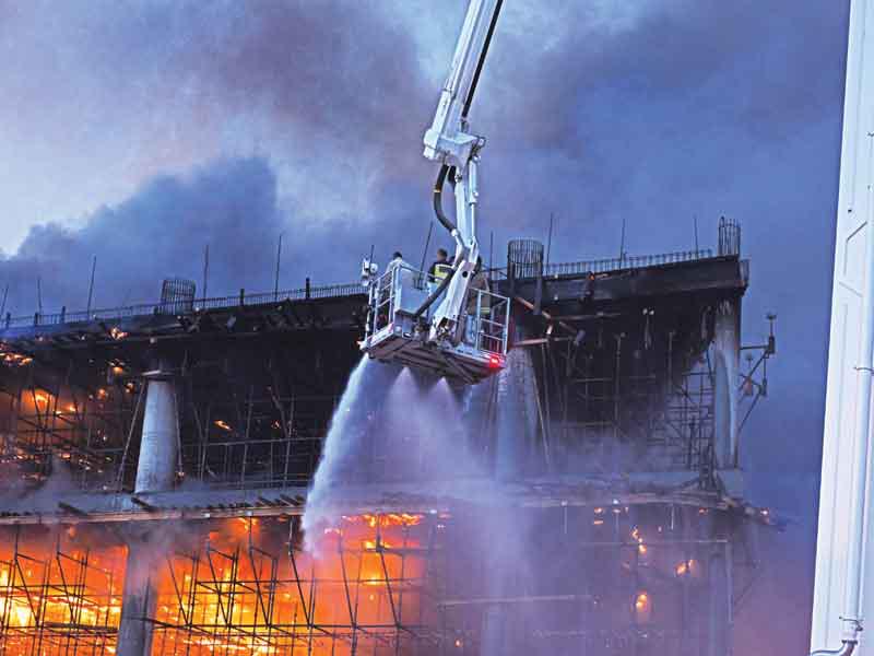 جانب من عملية إخماد الحريق