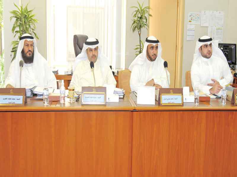 الدلال مترئساً أحد اجتماعات اللجنة التشريعية