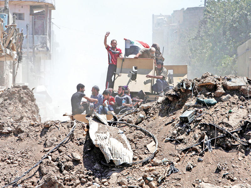 جنود عراقيون يجلون مدنيين من منطقة المعارك في الموصل  اليوم  (رويترز)