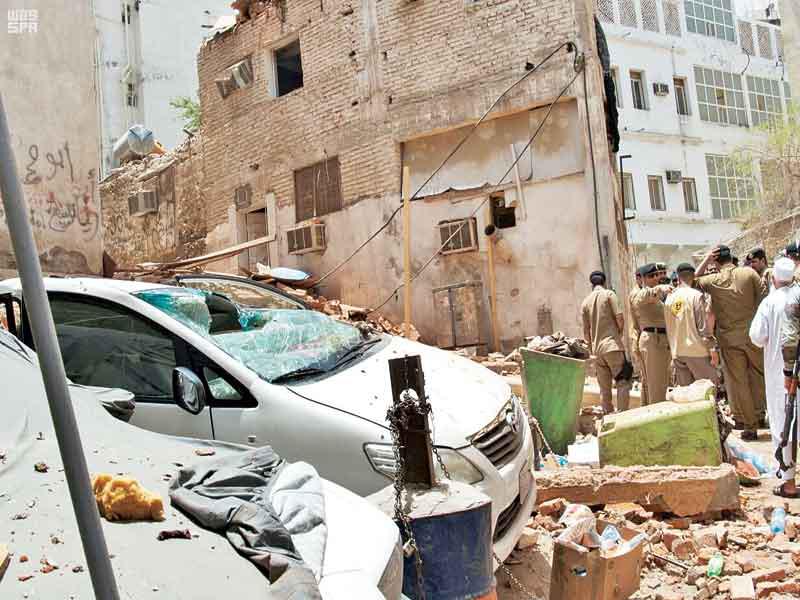 سعوديون بالموقع الذي فجر فيه الانتحاري نفسه في مكة (واس)