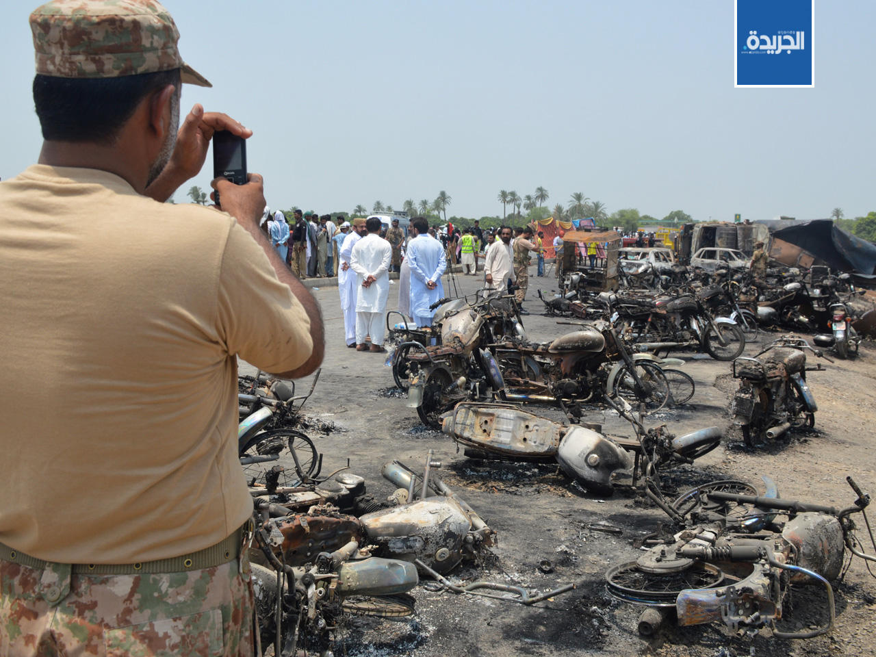 جندي باكستاني يلتقط صوراً في موقع حادث ناقلة نفط في ضواحي بهاوالبور، باكستان