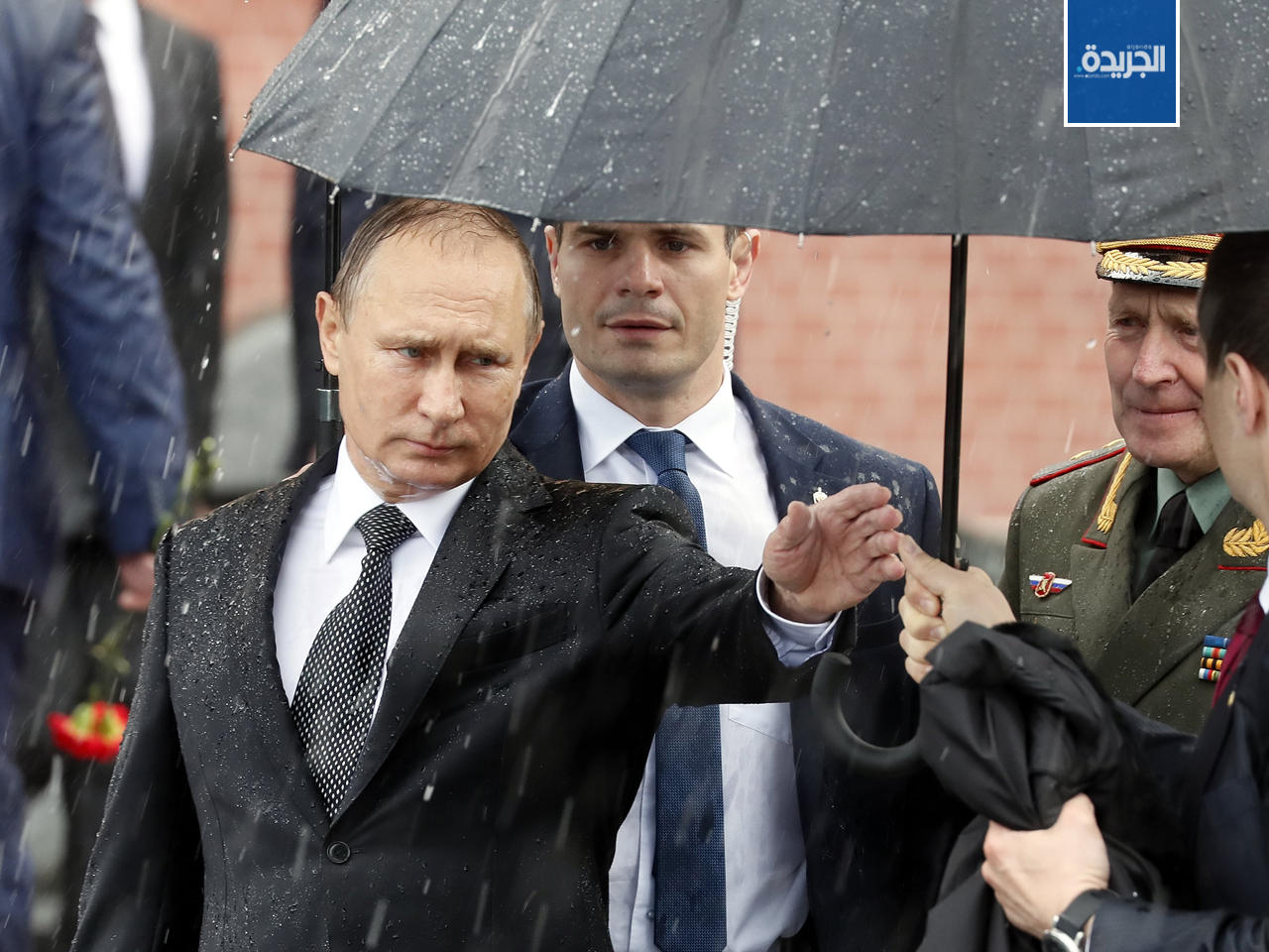 بوتين خلال حفل وضع اكليل الزهور في قبر الجندي المجهول في موسكو، روسيا